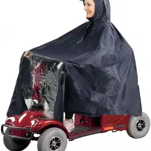 chubasquero-impermeable-visera-silla-ruedas-4.webp